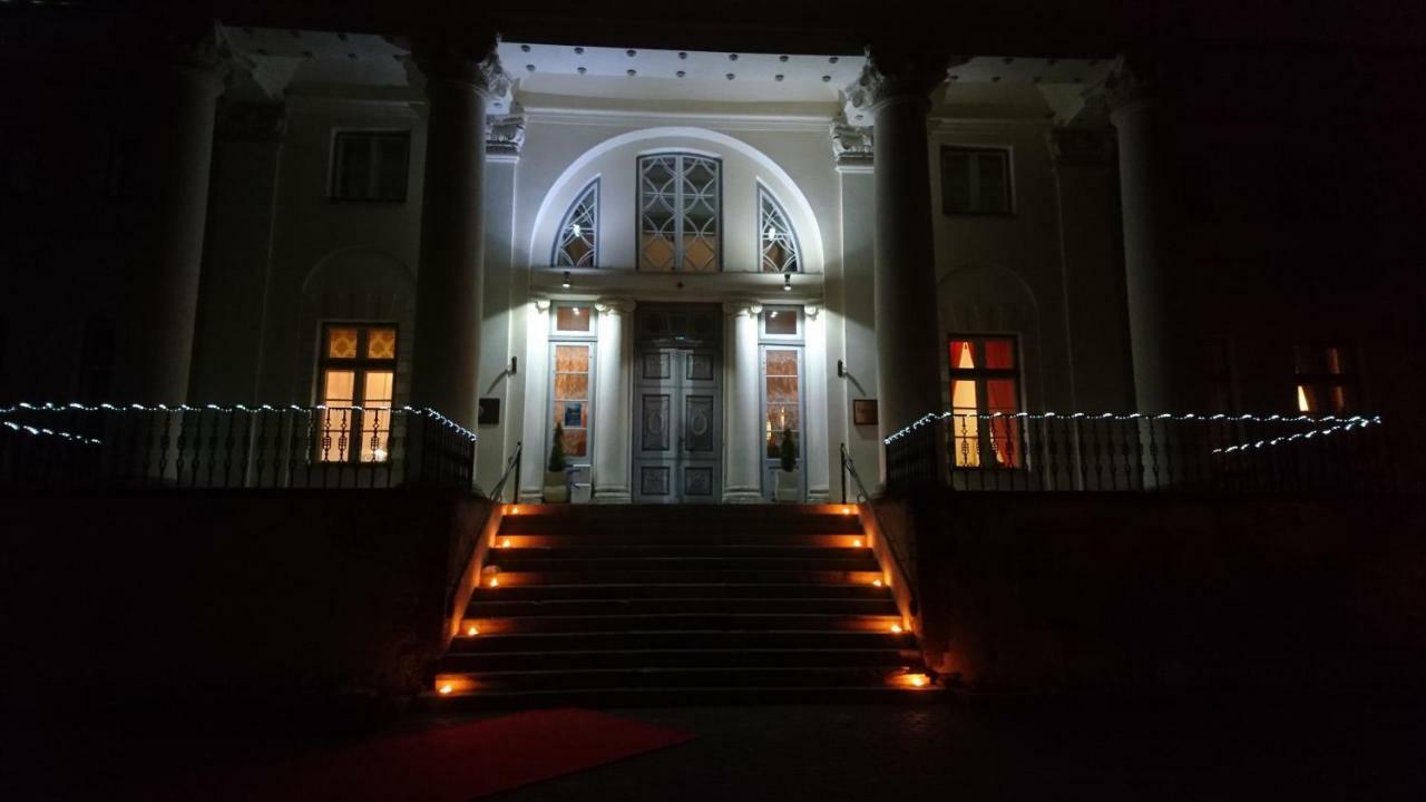 Отель Saku Mois & Saku Manor Экстерьер фото