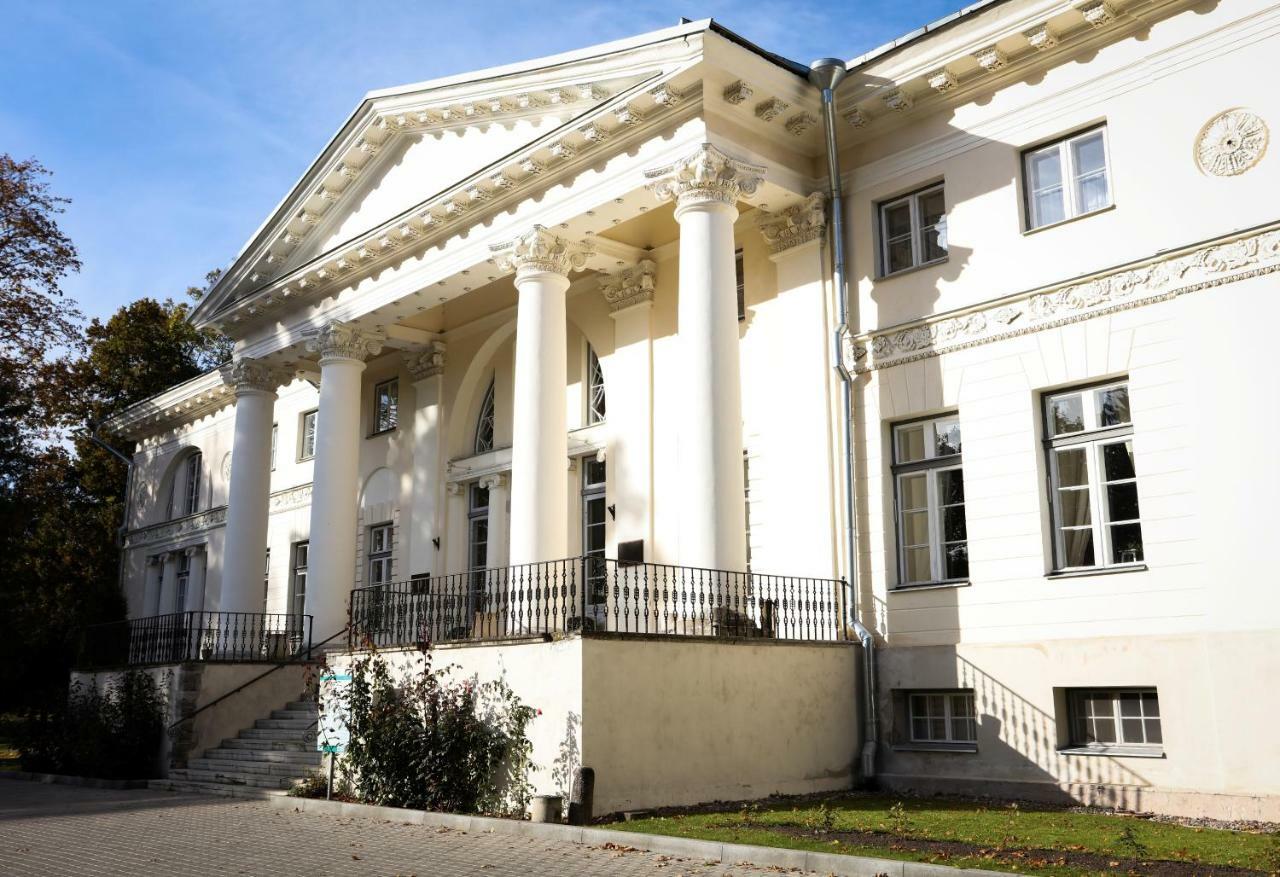 Отель Saku Mois & Saku Manor Экстерьер фото